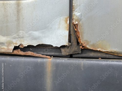 Quadro su tela Severe rust and corrosion damage on gray metal car body panels