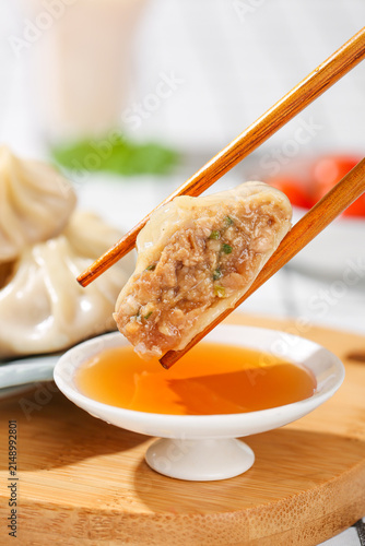 Quadro su tela Steamed Meat Dumplings with Chopsticks and Dipping Sauce - Traditional Asian Bre
