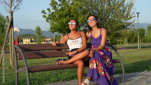 Fotografía Young woman and mother witnessing total solar eclipse together outdoors