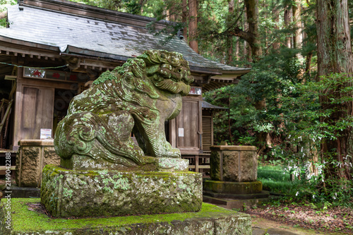 靜神社の拝殿前に佇む苔むした狛犬/Mossy Komainu Guardian Lion Statue in Front of Shizuka Shrine