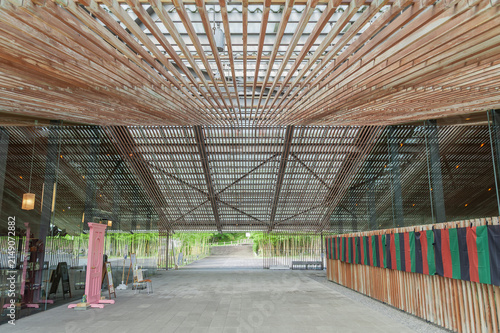 美しい木ルーバーが広がる那珂川町馬頭広重美術館の自由通路/Open Passageway with Beautiful Wooden Louvers at Nakagawa-machi Bato Hiroshige Museum of Art