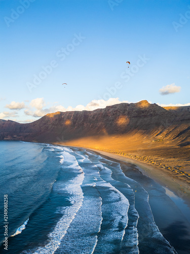 Canvastavla parapente au dessus des falaises de famara à lanzarote
