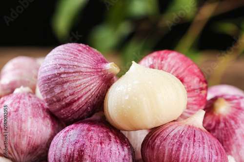 Foto Fresh Purple Garlic Bulbs with Peeled Clove - Premium Quality Chinese Yunnan Sha