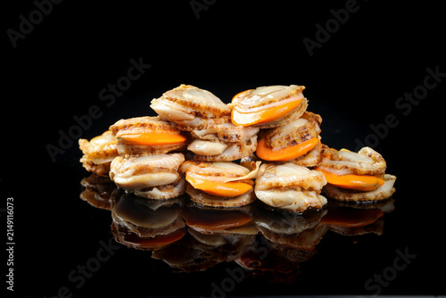 фотографія Fresh Qingdao Scallops with Yellow Meat Freshly Shucked on Black Background