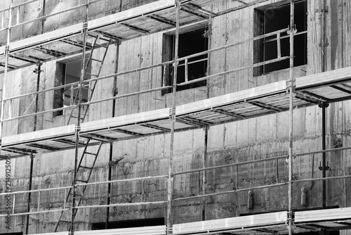 Quadro su tela Building en construction, noir et blanc, horizontal