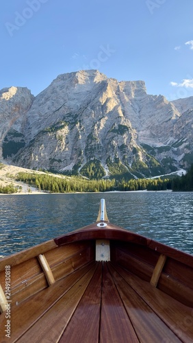 Foto Wooden row boat on Pragser Wildsee Lake Braies in Dolomites mountains Italy