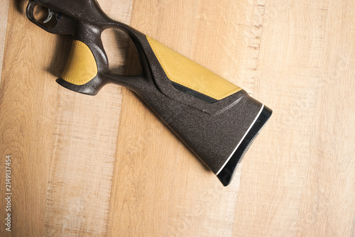 Foto Closeup of Airgun Stock and Recoil Pad Displayed Flat on Hardwood Surface
