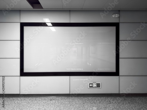 Bild auf Leinwand Empty Wall Space: Perfect for Advertising or Creative Displays in a Modern Setti