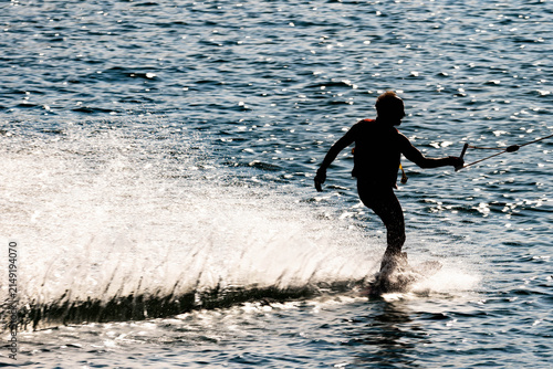 Wassersport - Sportler beim Wakeboarden	
