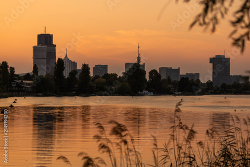 Wien, Österreich: Skyline an der Donau zum Sonnenuntergang