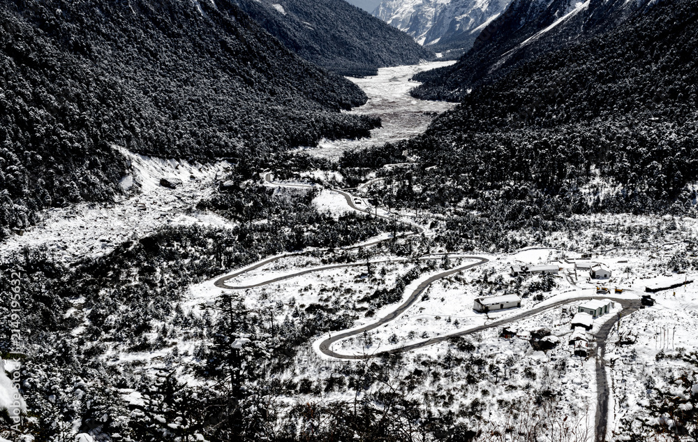 Fototapeta premium North Sikkim is the largest and most ruggedly beautiful district in the state of Sikkim, India. It is widely celebrated for its dramatic high-altitude landscapes, pristine alpine lakes, and snow-cappe