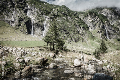 Gebirgsbach mit Wasserfällen in den Bergen Österreichs