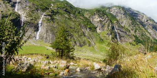 Panorama eines Gebirgsbach mit Wasserfällen in den Bergen Österreichs