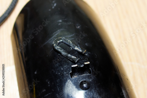 Foto Close-up of a broken black bicycle fender bracket, showing the damaged metal mou