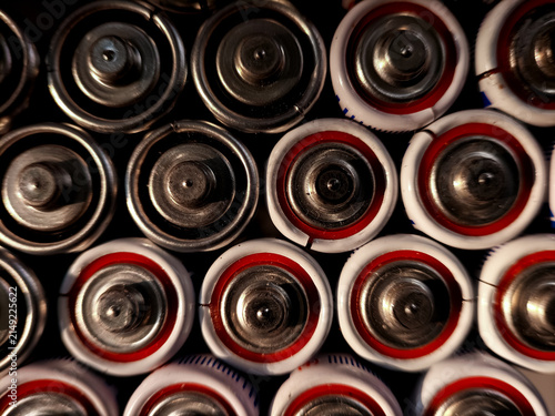 Foto Close-up shot focusing on the positive terminals of electronic cylindrical battery cells