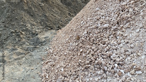 Fotografía Piles of gravel and soil form a slope in a mining or construction area