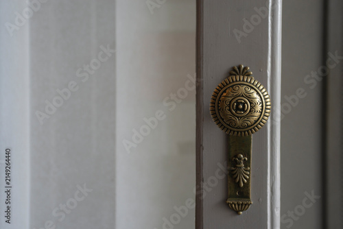 Foto Old vintage door handle on white door