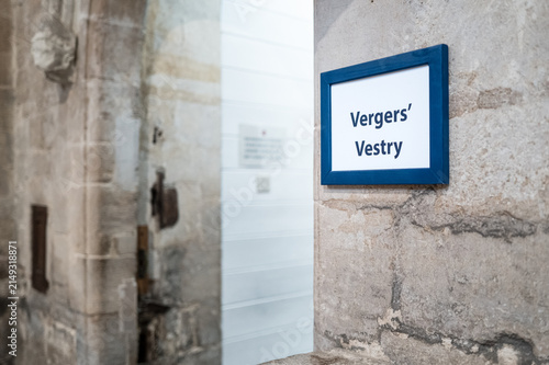 Canvastavla Shallow focus of a typical Verger's Vestry sign seen in a famous English cathedral