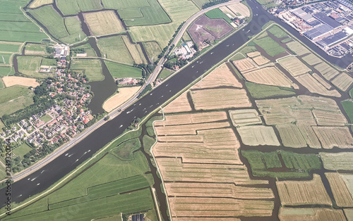 Fotografía An aerial perspective showcases the intricate network of polders, canals, and waterways that define the Dutch landscape