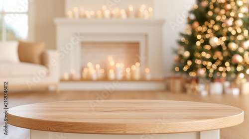 Tapety artystyczne クリスマスツリーと暖炉を背景にした空の木製テーブル