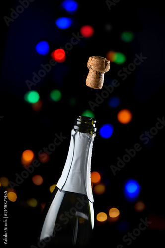 Foto Celebrate the moment with champagne cork popping against festive bokeh lights