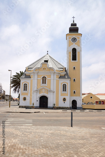 Foto Die Frontalansicht zeigt eine helle Kirche mit Turm in Swakopmund in der Region Erongo, Namibia
