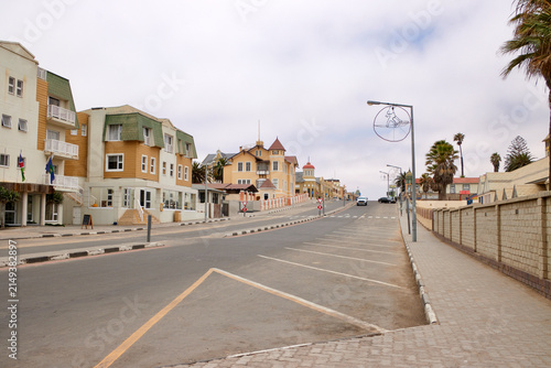 Foto Eine breite Straße mit Gebäuden und Palmen verläuft durch Swakopmund in der Region Erongo, Namibia