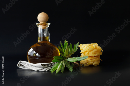 Öl mit Olivenzweig und Pasta