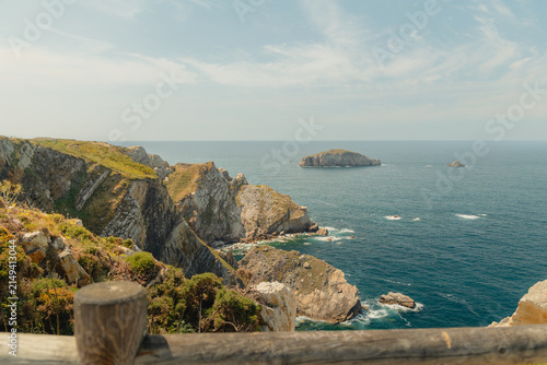 Cuadro en lienzo Coastal cliffs and sea stacks forming the rugged Cantabrian coastline at Cape Pe
