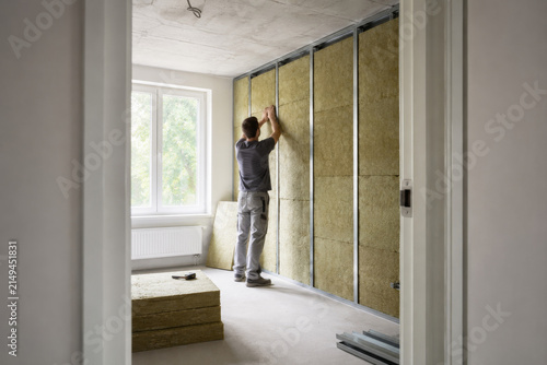 Trabajo de aislamiento en una habitación en construcción