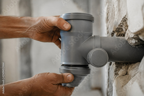 Reparación de tuberías de PVC en una obra en construcción