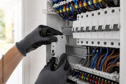 Instalación de un nuevo interruptor en el cuadro eléctrico en una casa