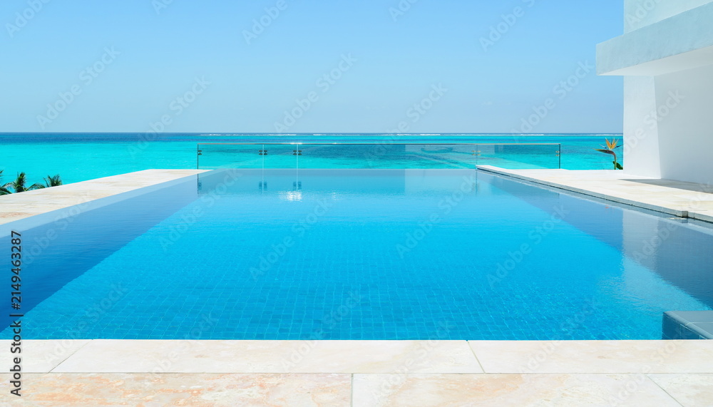 Fototapeta premium Stunning infinity pool under a clear blue sky 青空の下の素晴らしいインフィニティプール