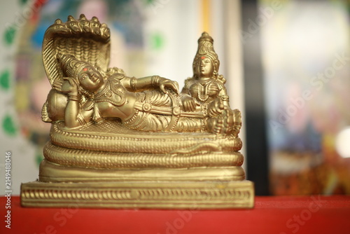 Obraz na plátně Golden idol of Lord Vishnu reclining on Shashank Anastasiya posture on a temple