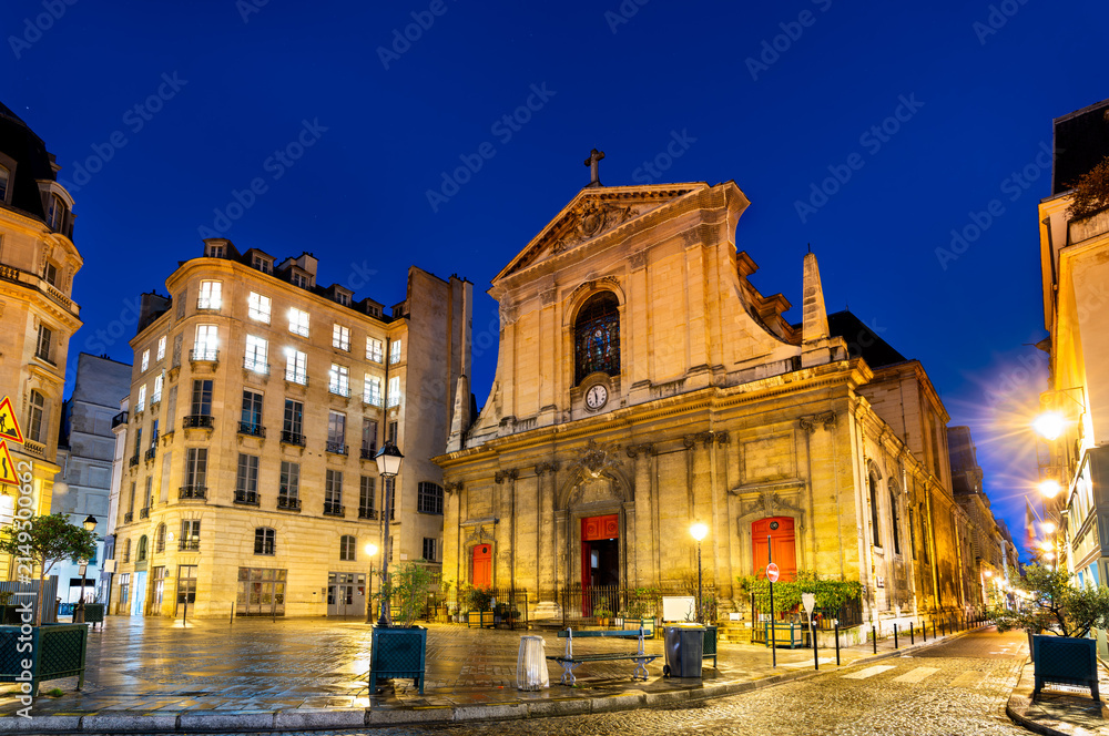 Fototapeta premium Night view of the historic Basilica of Notre Dame des Victoires located at Place des Petits Peres in Paris, France.