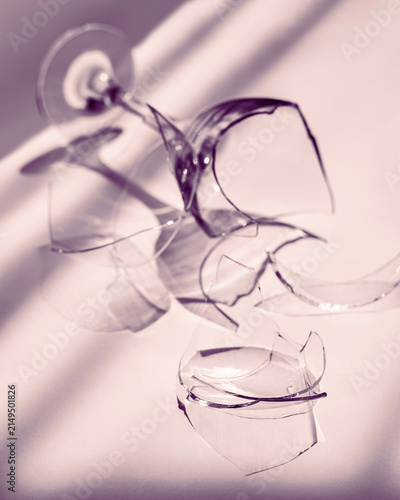 Foto Broken wine glass scattered into transparent fragments under natural light