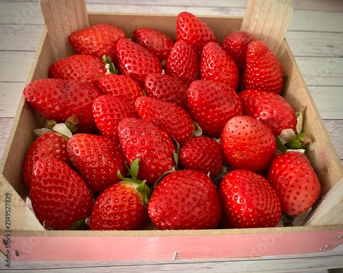 Canvastavla Fresas rojas y frescas recolectadas dentro de una caja de madera rústica de made