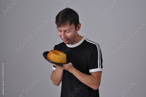 homem segura bolo de laranja delicioso 