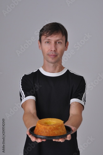 homem segura bolo de laranja delicioso 
