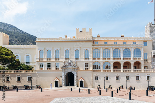 Foto Monaco, Monaco - July 17, 2026: A Prince's Carabinier stands outside the main en