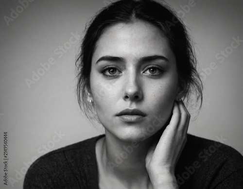  RITRATTO FEMMINILE IN BIANCO E NERO CON SGUARDO INTENSO E MALINCONICO