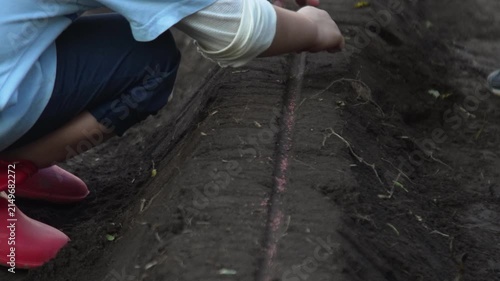 畑に種を植える子供たち