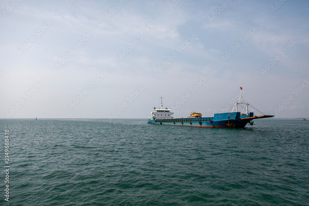 Naklejka premium Large ship sailing on the vast sea under a clear sky