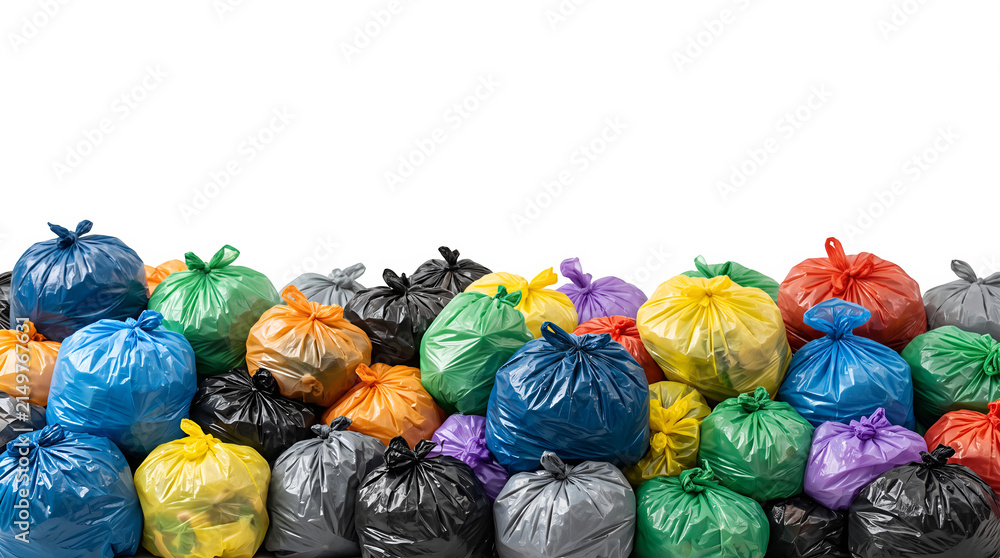 Obraz premium Pile colorful plastic garbage on bottom border against transparent background ecology recycling concept 