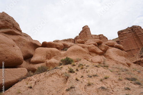Cuadro en lienzo Red Danxia Landform Canyon with Stratified Red Rock Cliffs Under Blue Sky