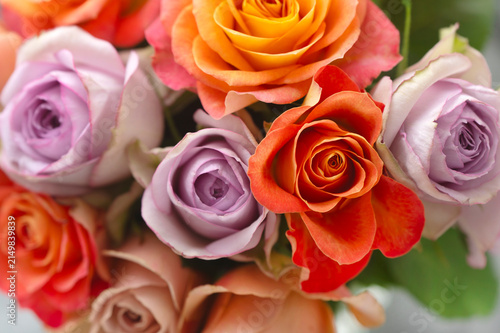 オレンジとパープルの鮮やかなバラの花束