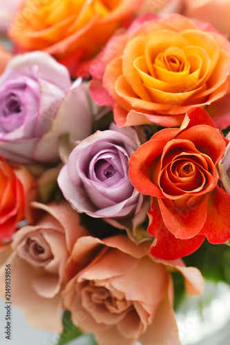 オレンジとパープルの鮮やかなバラの花束