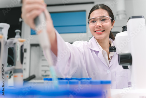 Fotografie Exciting laboratory breakthroughs by a scientist in medical biotechnology resear