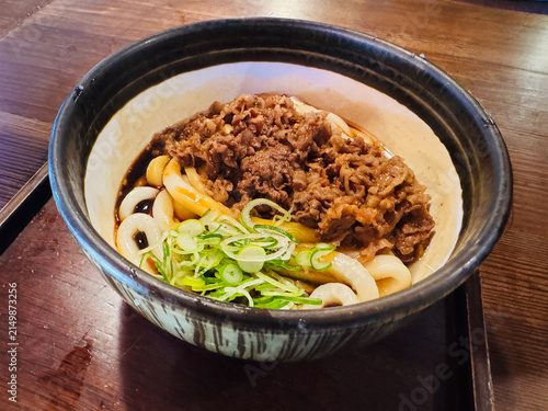 Bild auf Leinwand 甘辛く煮た牛肉と刻みネギがたっぷり乗った濃いタレのうどん