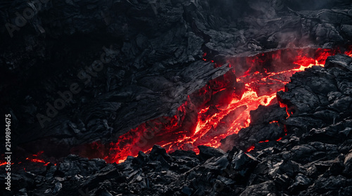 Fondo de presentación cinematográfico de alta resolución, superficie de roca volcánica oscura con venas de magma carmesí brillante